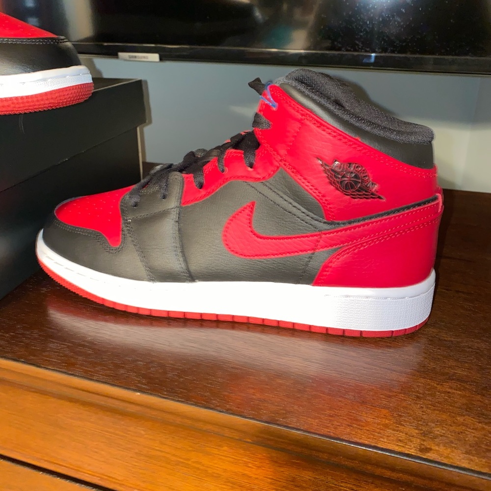 Jordan mid 1 brand new red an black
